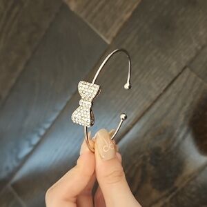 BRAND NEW NEVER WORN Elegant Silver Bow Bracelet